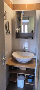 ein Bad mit einem Waschbecken und einem Spiegel in der Unterkunft Résidence Plagne Lauze - maeva Home - Appartement 2 Pièces 5 Personnes - Séle 34 in Mâcot La Plagne