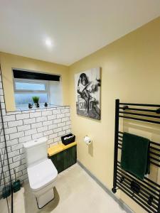 łazienka z białą toaletą i oknem w obiekcie Barnaby’s Barn w mieście Carmarthen