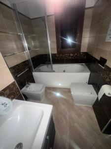 ein Badezimmer mit 2 WCs und einer Badewanne in der Unterkunft B&B le palme in Castel Maggiore