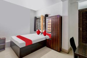 Un pat sau paturi într-o cameră la OYO Flagship Alisha Lodge