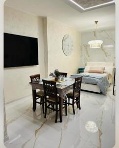 uma sala de estar com uma mesa de jantar e uma cama em Palazzo in Corte - Nel cuore di Bari em Bari