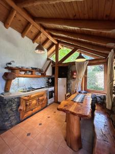- une cuisine avec une table en bois dans une chambre dans l'établissement Los Retoños, à El Bolsón