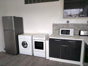 Kuchyň nebo kuchyňský kout v ubytování Studio charmant avec vue sur la mer - 45 m² - Le Robert + 17 fotografií