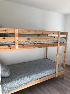 ein paar Etagenbetten in einem Zimmer in der Unterkunft Jolie maison à 5 min de l'océan in Grayan-et-lʼHôpital