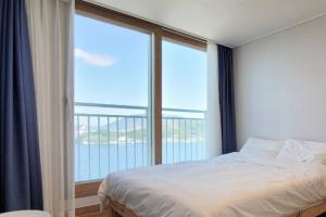 Postel nebo postele na pokoji v ubytování Ocean view the latest home appliance built in