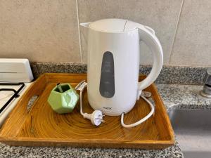 a blender on a wooden tray on a counter at Departamento completo en barrio sur! in San Miguel de Tucumán