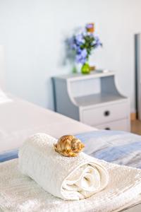 Кровать или кровати в номере Romeo Seaside Luxury Suite