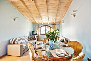 Гостиная зона в Romeo Seaside Luxury Suite