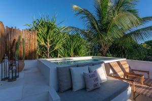 Un patio con un banco y una piscina. en Nossa Villa Caraíva, en Caraíva