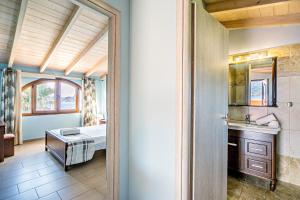 Кухня или мини-кухня в Romeo Seaside Luxury Suite

