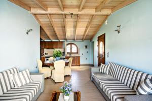 Гостиная зона в Romeo Seaside Luxury Suite