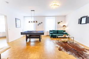哈恩的住宿－Große Terassen-Wohnung mit Grill, Playstation 5, Billardtisch und Massagesessel，客厅配有台球桌和沙发