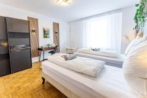 a bedroom with two beds and a desk at Große Terassen-Wohnung mit Grill, Playstation 5, Billardtisch und Massagesessel in Haan