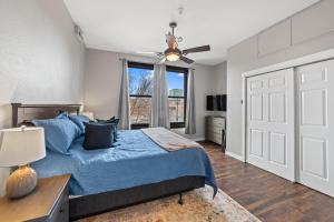 - une chambre avec un lit bleu et une fenêtre dans l'établissement Modern Condo Inside The Historic St Regis, à Grand Junction