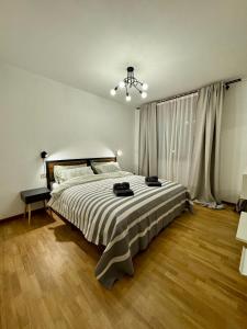 1 dormitorio con 1 cama grande en una habitación con suelo de madera en L’armadio di Narnia en Alzano Lombardo