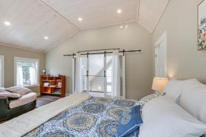 um quarto com uma cama grande e uma janela em Lakefront Bucksport Home with Fire Pit and Gas Grill! em Bucksport