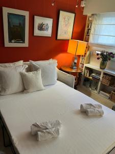 een slaapkamer met een wit bed en 2 handdoeken bij Élégant appartement quartierde la Bastille in Parijs