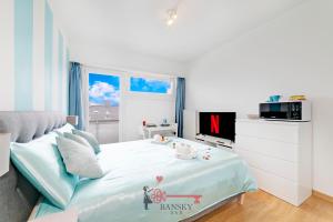una camera da letto con un letto con un cartello sopra di Tiffany's Studio - Lugano in Style -By EasyLife Swiss a Lugano