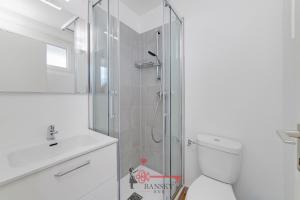 un bagno con doccia, WC e lavandino di Tiffany's Studio - Lugano in Style -By EasyLife Swiss a Lugano Altre 18 foto