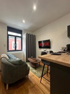 Televízia a/alebo spoločenská miestnosť v ubytovaní IMMEUBLE ST-PIERRE - GARE 10min - HORTILLONNAGES 5min - WIFI - TV HD