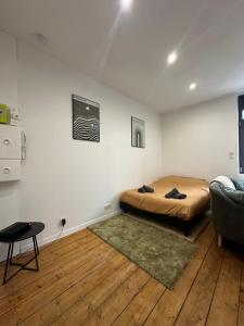 Posteľ alebo postele v izbe v ubytovaní IMMEUBLE ST-PIERRE - GARE 10min - HORTILLONNAGES 5min - WIFI - TV HD