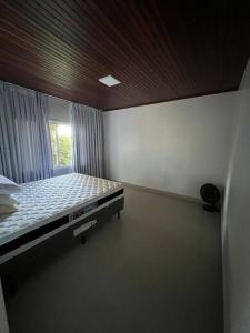 a bedroom with a bed and a window at Casa de Campo - Rancho dos Lagos in Cascavel