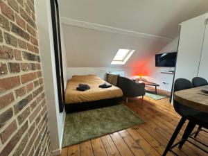 Posteľ alebo postele v izbe v ubytovaní IMMEUBLE ST-PIERRE - GARE 10min - HORTILLONNAGES 5min - WIFI - TV HD