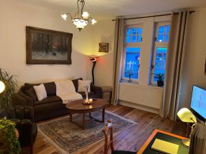 ein Wohnzimmer mit einem Sofa und einem Tisch in der Unterkunft Exklusive 2 Zimmerwohnung im nostalgischen Stil nahe der Limburger Altstadt in Limburg an der Lahn