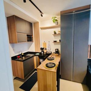 een keuken met een roestvrijstalen koelkast en een aanrecht bij Studio moderno próx a av Paulista in Sao Paulo