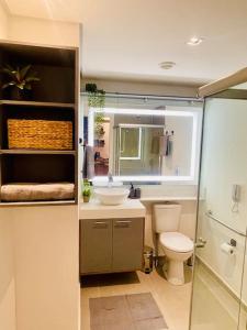 een badkamer met een toilet, een wastafel en een douche bij Studio moderno próx a av Paulista in Sao Paulo