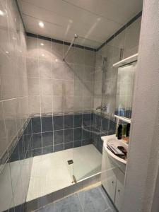 a bathroom with a shower with a glass door at Maisonnette à 5mn des plages. in Guéthary
