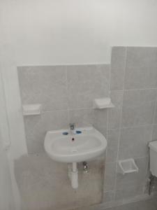 メリダにあるEl rinconcitoのバスルーム(白い洗面台、トイレ付)