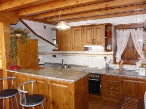 A kitchen or kitchenette at Charming Chalet in Viella, Mountain View