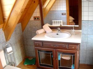 A bathroom at Charming Chalet in Viella, Mountain View Még 19 kép