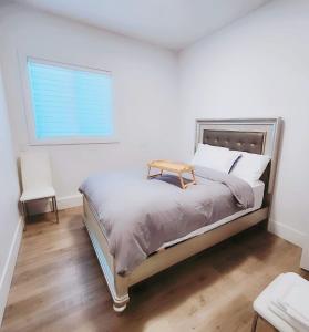 Bett in einem weißen Zimmer mit Fenster in der Unterkunft 3bed 1 bath suite - Surrey Fleetwood in Surrey