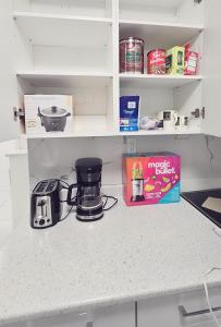 eine Küchentheke mit einem Mixer und einer Schachtel darauf in der Unterkunft 3bed 1 bath suite - Surrey Fleetwood in Surrey