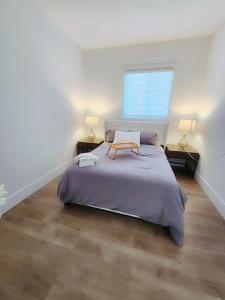 1 dormitorio con 1 cama grande y 2 lámparas en 3bed 1 bath suite - Surrey Fleetwood, en Surrey