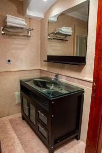y baño con lavabo y espejo. en Marrakech Only For Families 2BR - Fun Pool, en Marrakech