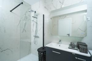 une salle de bain blanche avec lavabo et douche dans l'établissement Apartment Laurus five stars, à Dubrovnik 45 autres photos
