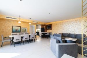 un salon avec un canapé et une salle à manger dans l'établissement Apartment Laurus five stars, à Dubrovnik