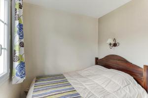 a bedroom with a bed and a window at Résidence Les Belles Rives - maeva Home - Appartement 2 pièces 5 personnes - Confort MAE-4334 in Argentat +17 photos