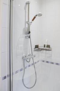 W łazience znajduje się prysznic ze szklanymi drzwiami. w obiekcie Number1Townhouse with private balcony & Parking w Glasgow