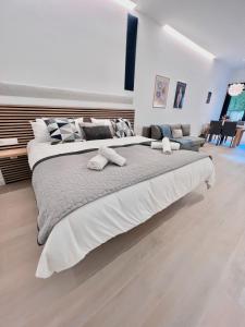 ein großes Bett mit zwei weißen Handtüchern darüber in der Unterkunft Sorolla Urban Suites in Valencia