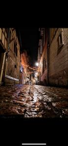 eine leere Stadtstraße in der Nacht mit Lichtern in der Unterkunft Le Jean Jaurès in Troyes