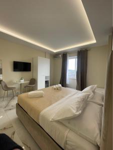 拿坡里的住宿－Napoli Central Suites，一间卧室配有一张大床和一张桌子