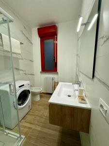 y baño con lavadora y lavamanos. en L’armadio di Narnia en Alzano Lombardo