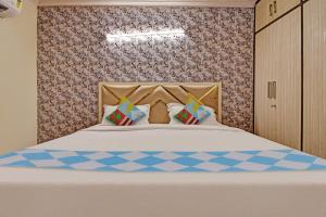 A bed or beds in a room at OYO Flagship Platinum Key