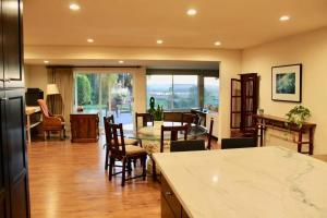 una cucina e un soggiorno con tavolo e sedie di Best Ocean & Bay Views in SD Large Backyard Air Conditioning a San Diego