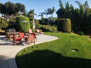 un grupo de sillas y mesas en un patio en Best Ocean & Bay Views in SD Large Backyard Air Conditioning en San Diego