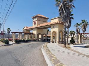 un gran edificio al lado de una carretera en Casa con Alberca Alba en Querétaro